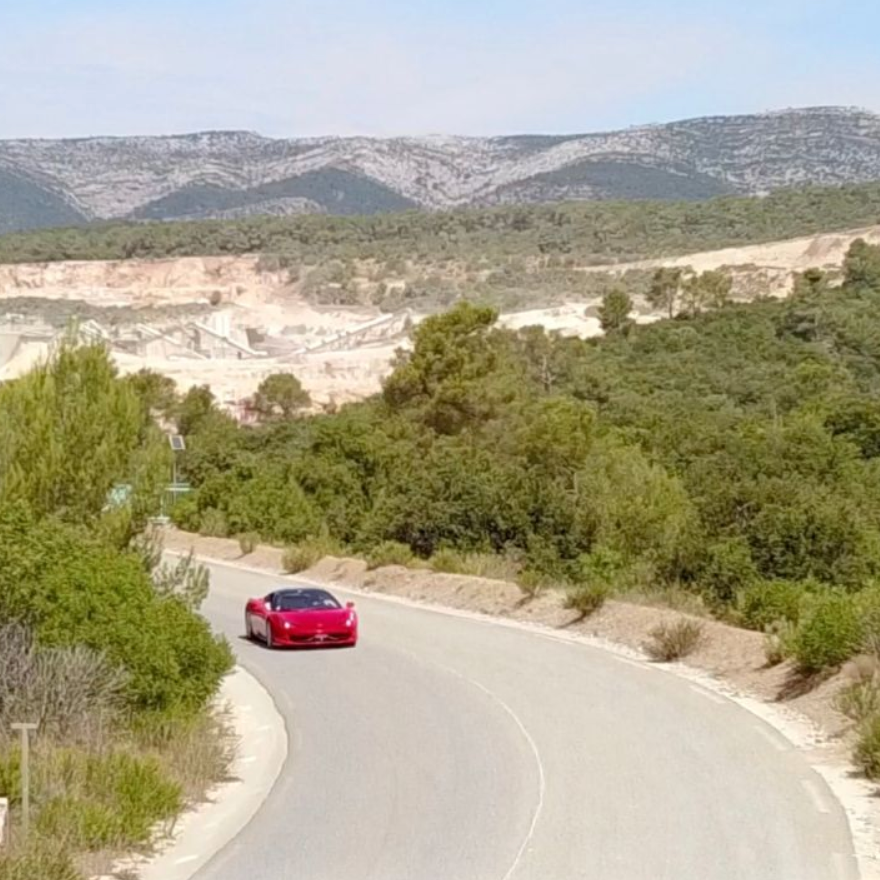 Coupon de réduction de 195 € pour 1 heure de conduite à sur route au volant d'1 Ferrari 458 Italia -30% - Aubagne (13)