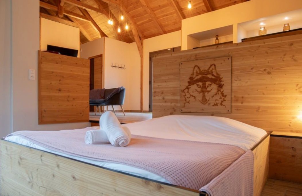 Coupon de réduction de 195,80€ 2 nuits 2/5 personnes en tanière face aux loups -25% - Saint Léger de Peyre (48)