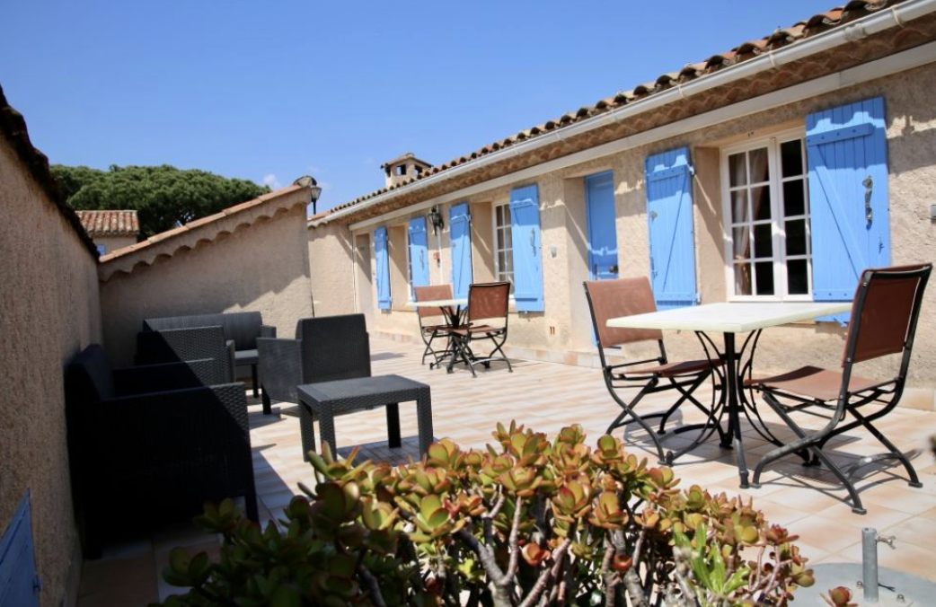 Coupon de réduction de 160€ pour 2 Nuits 2 personnes en chambre supérieure + 2 petits déjeuners inclus Avec terrasse et vue piscine au Jas Neuf - Sainte Maxime (83)