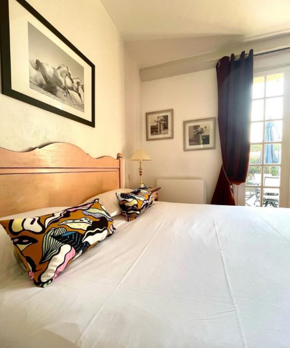 Coupon de réduction de 160€ pour 2 Nuits 2 personnes en chambre supérieure + 2 petits déjeuners inclus Avec terrasse et vue piscine au Jas Neuf - Sainte Maxime (83)