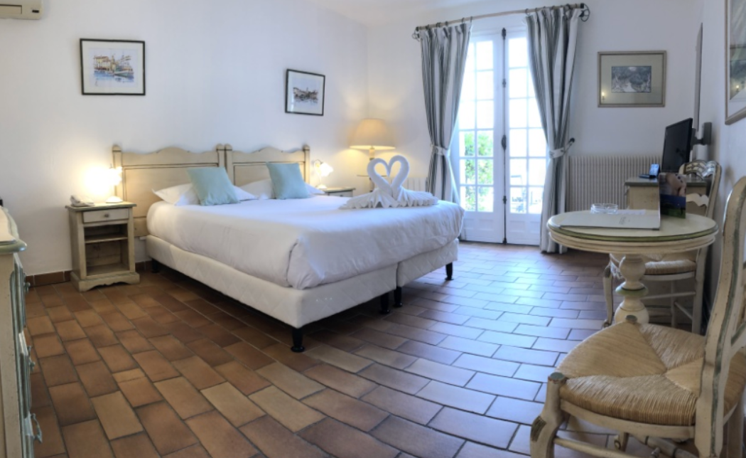 Coupon de réduction de 160€ pour 2 Nuits 2 personnes en chambre supérieure + 2 petits déjeuners inclus Avec terrasse et vue piscine au Jas Neuf - Sainte Maxime (83)