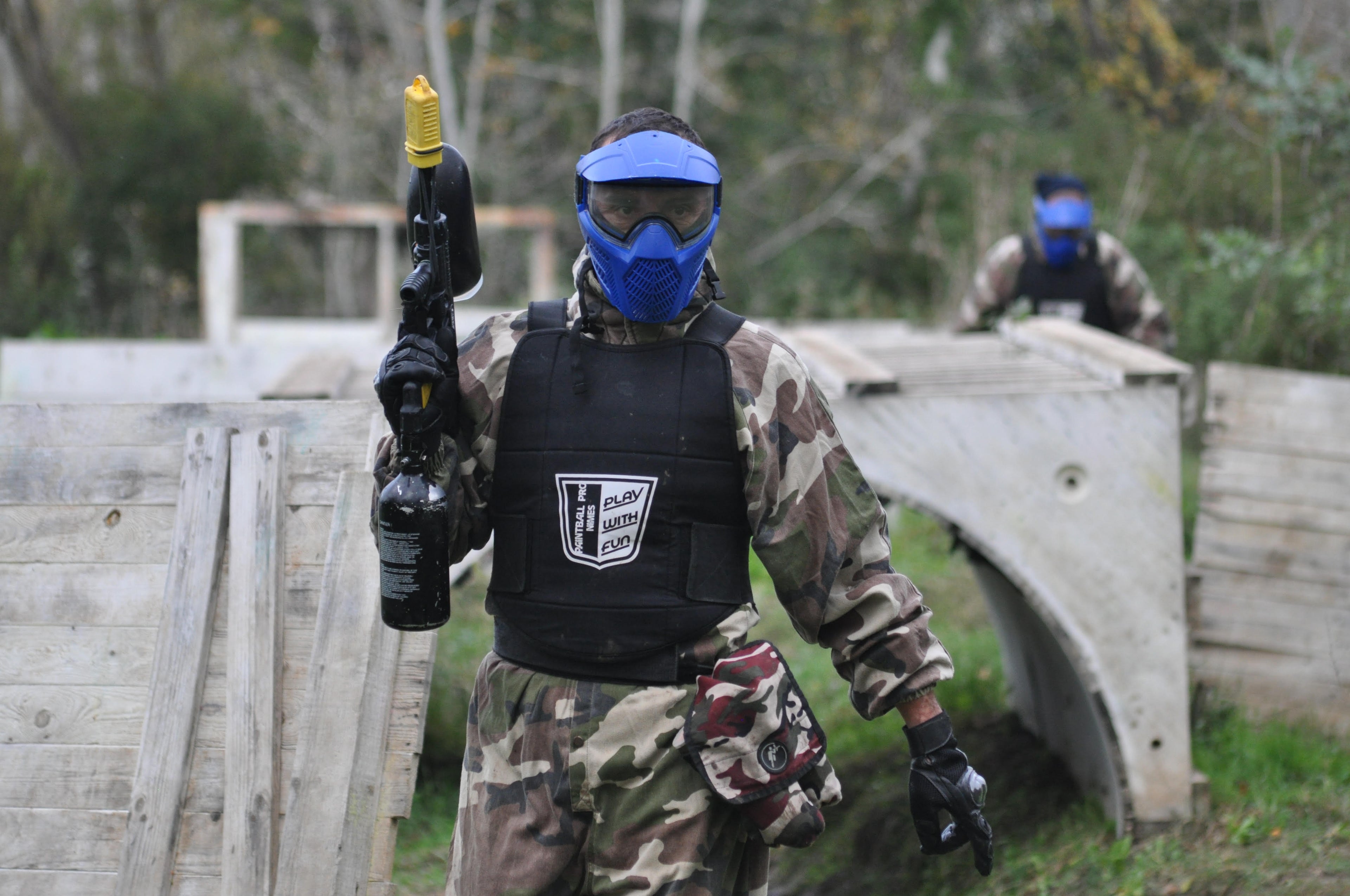 Coupon de réduction : 1 Formule enterrement de vie de garçon à 30 € par personne = La place du futur époux offerte * + Prêt d'un déguisement pour le futur époux. - Valable chez PAINTBALL PRO - à NÎMES (30)