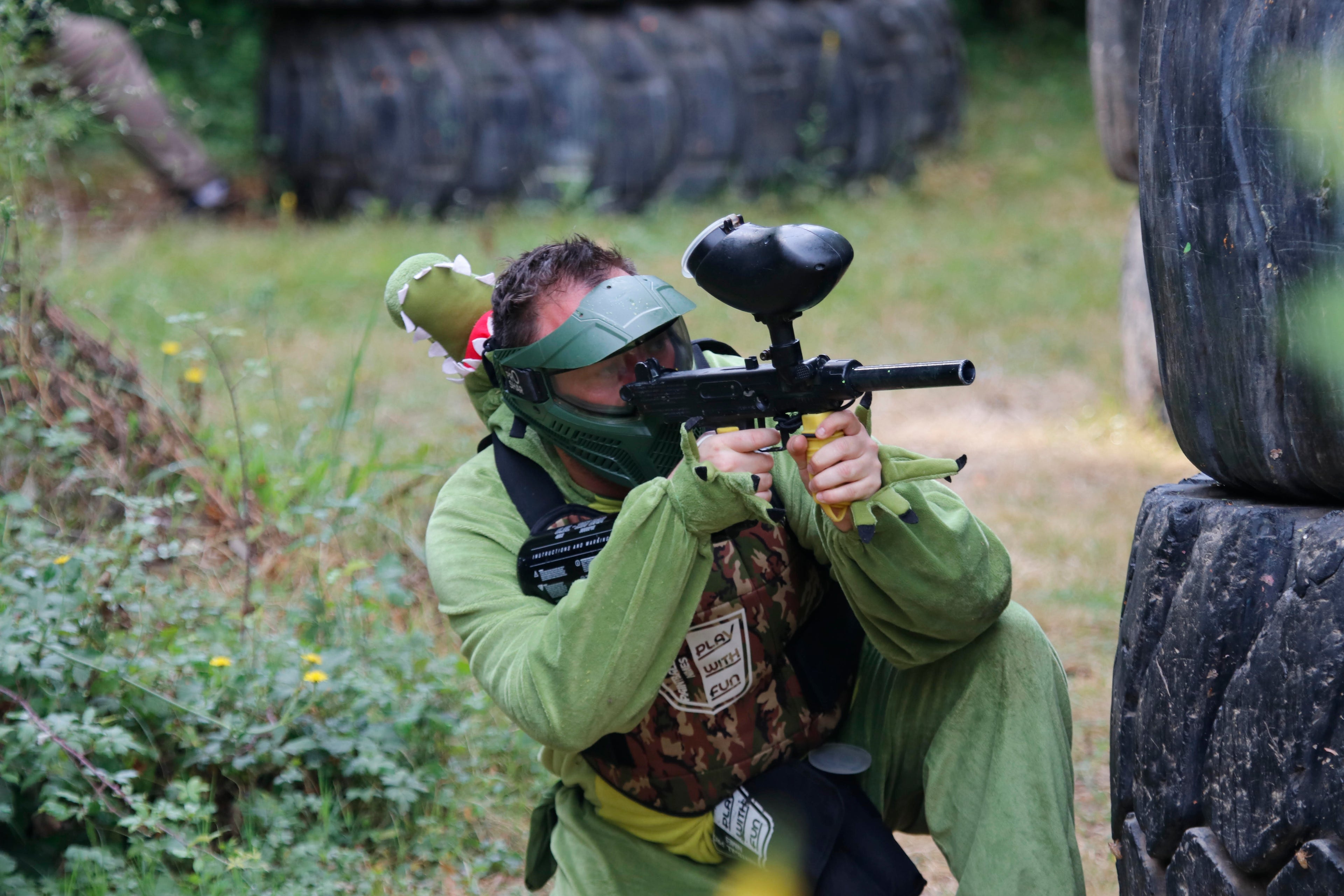 Coupon de réduction : 1 Formule enterrement de vie de garçon à 30 € par personne = La place du futur époux offerte * + Prêt d'un déguisement pour le futur époux. - Valable chez PAINTBALL PRO - à NÎMES (30)